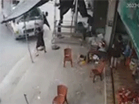 Bé gái điều khiển xe tải tông thẳng vào đại lý ven đường, nguyên nhân do một chi tiết người lớn hay chủ quan không làm khi xuống xe