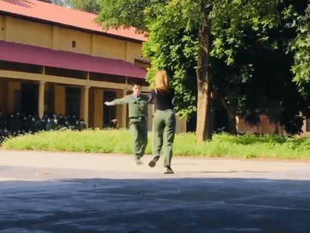 Học quân sự, 2 sinh viên khiến bạn bè trầm trồ với màn khiêu vũ cực chuyên nghiệp và cuốn hút