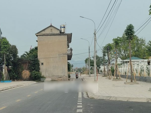 Kỳ lạ ngôi nhà 'mọc' giữa đường ở Quảng Ninh