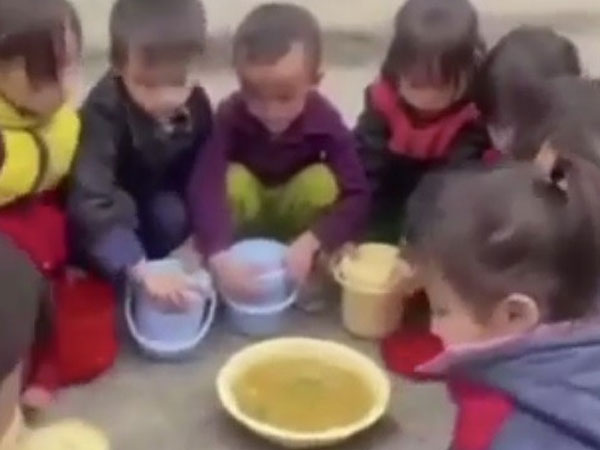 Xôn xao clip học sinh ngồi giữa sân trường ăn trưa: Công an mời Tiktoker lên làm việc