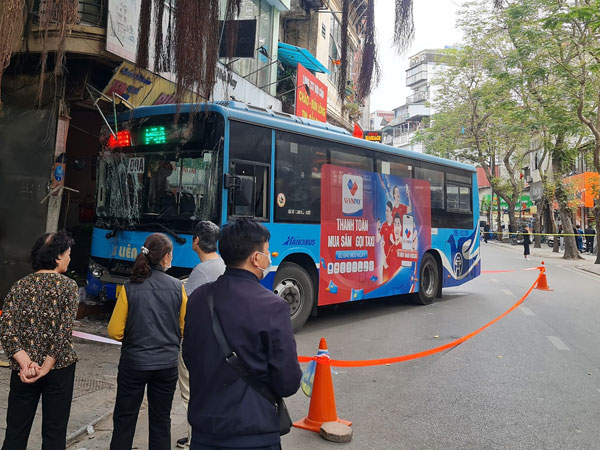 Xe buýt lao vào quán ăn ở Đội Cấn, 2 người bị thương