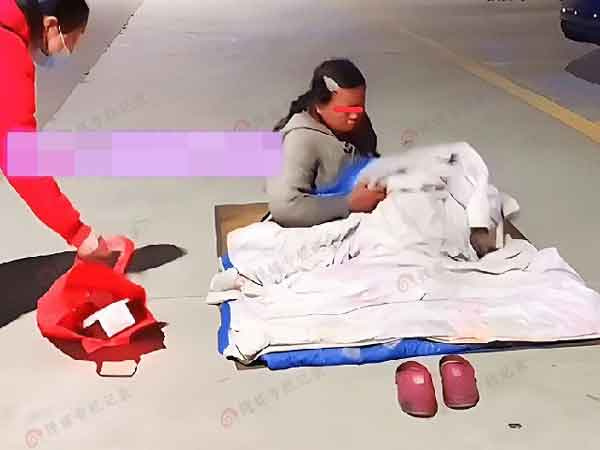 Vợ mắc bệnh công chúa, không làm bất cứ việc gì, bị chồng đuổi ra đường vẫn lên mặt với người khác