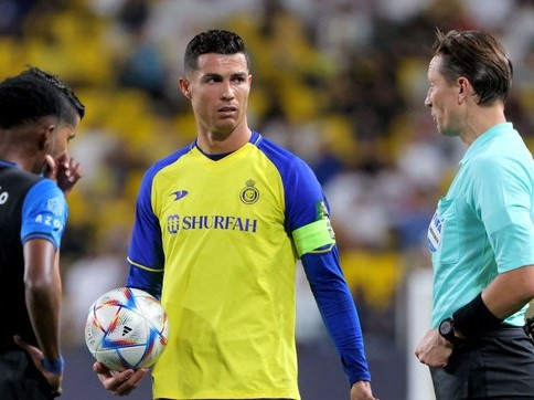 Ronaldo cay cú, ăn thẻ vàng lãng xẹt trong chiến thắng của Al Nassr