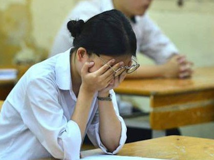 Phụ huynh nghèo ‘khóc ròng’ vì con trượt lớp 10 công lập