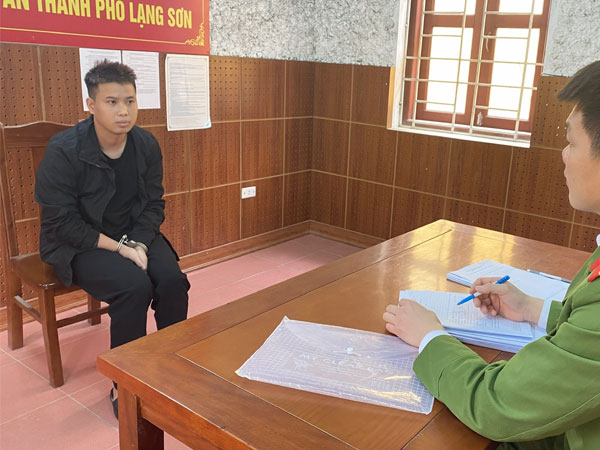 Bắt quả tang 2 cô gái làm điều 'mờ ám' trong nhà nghỉ