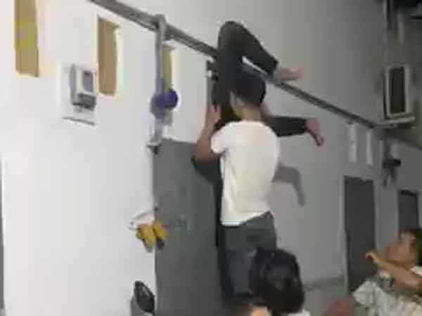 Phát hiện thanh niên 'mất tích' mấy ngày, cả xóm trọ cuống cuồng cử người chui qua lỗ thông gió kiểm tra và cái kết dở khóc dở cười