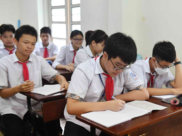 Tỷ lệ vào lớp 10 công lập Hà Nội thấp: Nghịch lý thiếu trường học, quá nhiều chung cư