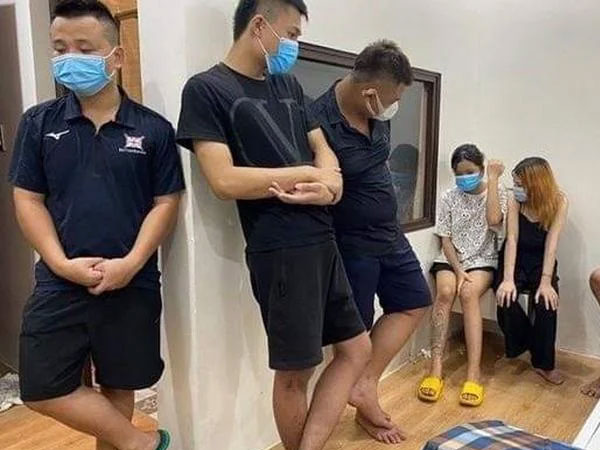 Bên trong phòng massage và cảnh tượng đáng xấu hổ của các 'nam thanh nữ tú'