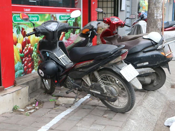 Bi hài cảnh sinh hoạt 1 mét vỉa hè chia đôi của người dân Hà Nội