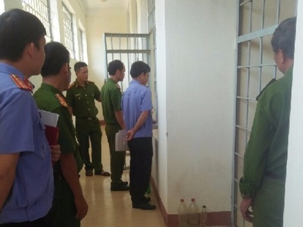 Cho can phạm 'mướn' điện thoại, nữ đại úy tự biến mình thành phạm nhân