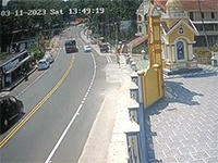 Xe buýt lấn làn lao thẳng vào ngôi chùa bên đường khi cố né xe ngược chiều