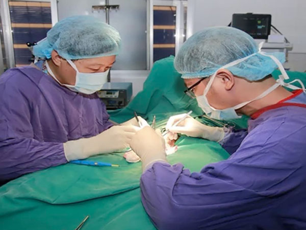 Sau 13 ngày đau sưng, cậu bé 14 tuổi phải cắt bỏ tinh hoàn vì hoại tử