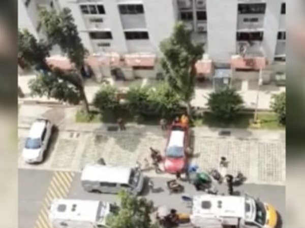 Xót xa bố lùi xe tải vô tình cán vào con gái