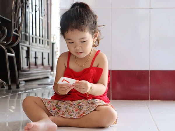 Hy hữu: Mới biết nói 15 ngày, bé 2 tuổi ở Cà Mau đọc được chữ và số