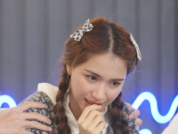 Hoà Minzy bật khóc nức nở thừa nhận mệt mỏi, khó kiểm soát cảm xúc sau 1 năm biến cố