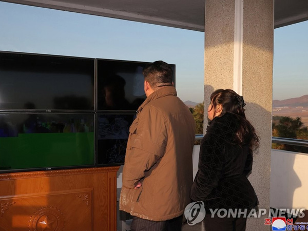 Ông Kim Jong Un cùng con gái theo dõi vụ phóng tên lửa Hwasong-17