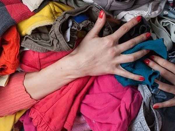 Trời không nắng, đồ phơi đi phơi lại vẫn hôi rình, áp dụng ngay 6 mẹo hay giúp quần áo nhanh khô và thơm tho như thường