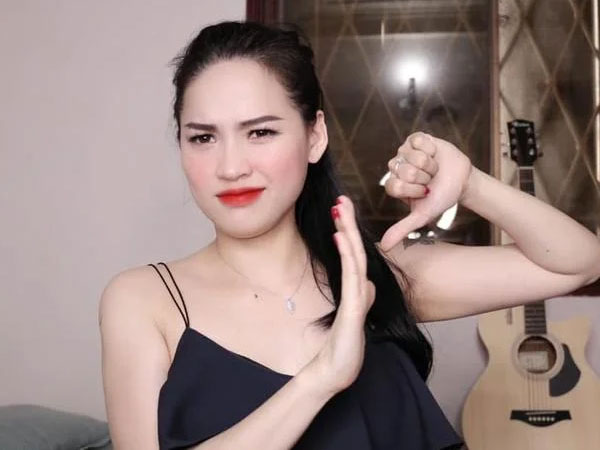'Chiến thần' Hà Linh bất ngờ tặng sổ đỏ cho người từng từ chối cho cô vay tiền mua máy móc làm Youtube