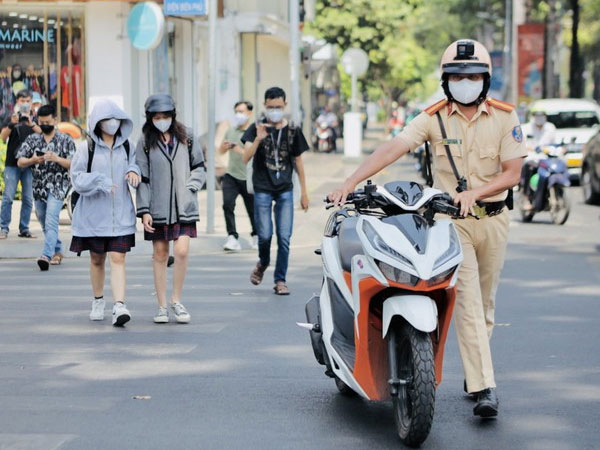 Hoảng hồn trước câu trả lời của 'cậu ấm cô chiêu' trước cổng trường học