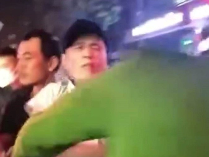 CLIP: Nam thanh niên hùng hổ tát vào mặt công an đang làm nhiệm vụ