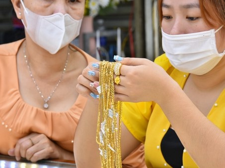 Giá vàng hôm nay 18-3: Giá vàng thế giới lao lên chạm ngưỡng 2.000 USD/ounce