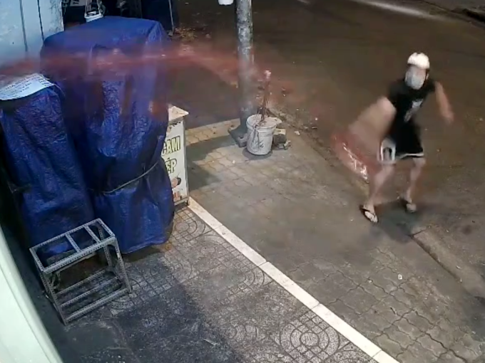 Bị bắt giữ vì tạt sơn đòi nợ, 2 thanh niên xin tẩy rửa nhà của nạn nhân để khắc phục hậu quả