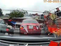 Ôtô đang đứng bỗng lao vào tàu hỏa đang chạy khiến người đi đường kinh hãi