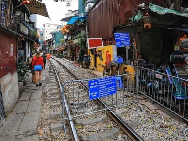 'Cafe đường tàu' ngừng hoạt động để bảo đảm an toàn giao thông