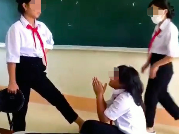 Nữ sinh bị đánh hội đồng, lớp trưởng là người quay clip