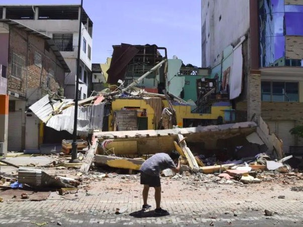 Ecuador và Peru hoảng loạn vì động đất mạnh