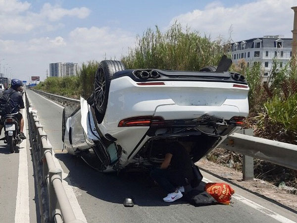 Ô tô Porsche tông xe máy rồi lật ngửa, 2 người bị thương