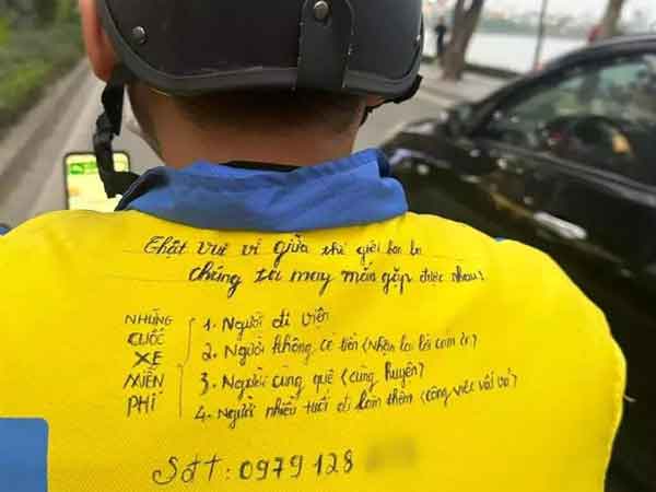 Đi xe ôm công nghệ, cô gái xúc động khi đọc lời nhắn trên áo tài xế