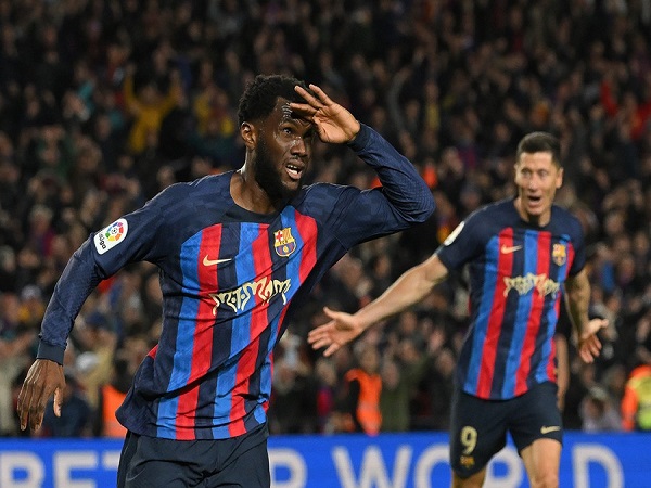 Lần thứ 3 liên tiếp thắng El Clasico, Barca chạm tay vào chức vô địch La Liga