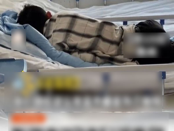 Cậu bé 13 tuổi trầm cảm nặng nằm co ro trên giường còn bị mẹ cao giọng trách móc: 'Mẹ vất vả kiếm tiền cho con tiêu, con còn muốn thế nào?'