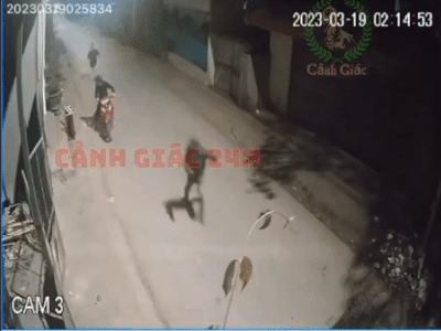Clip: Người đàn ông diện nguyên quần lót đuổi chém 2 tên trộm đến mức phải bỏ lại xe, chạy mất dép