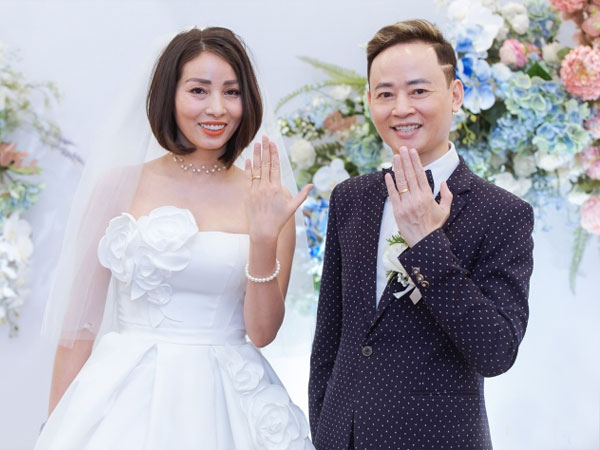 Hôn lễ lần 4 của diễn viên Tùng Dương: Cưới vợ 'hồi hộp', nam diễn viên nói vấp nhiều lần