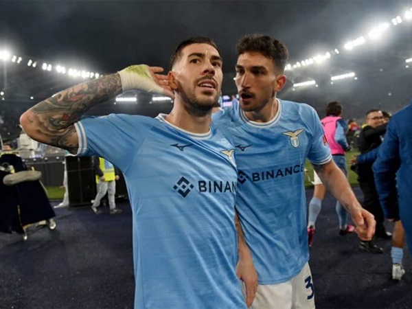 Lazio lên nhì bảng sau trận derby Rome có tới 5 thẻ đỏ