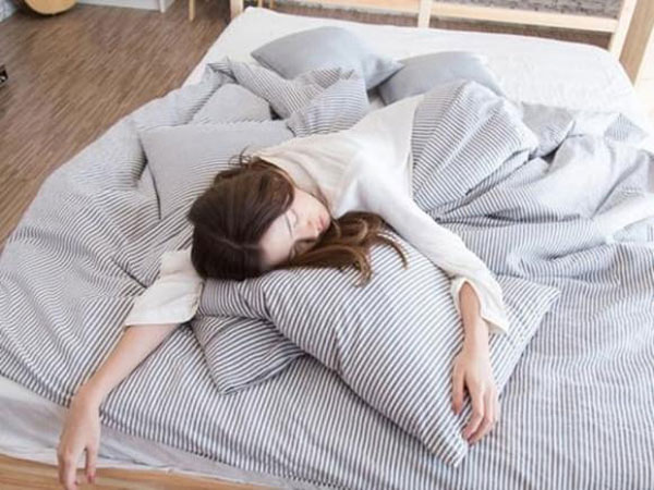 Mới về ra mắt nhà bạn trai cô gái đã đánh một giấc đến 10 giờ sáng và cái kết không ngờ