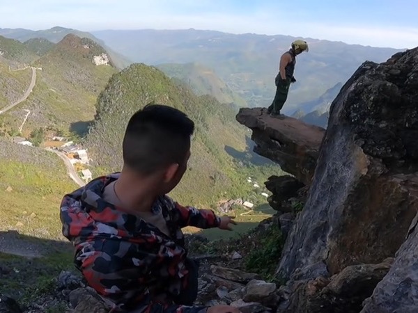 Rợn người mỏm đá 'sống ảo' khách nước ngoài gặp nạn ở Hà Giang