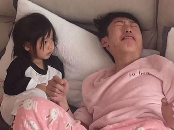 Bị con gái tát vì thơm má, ông bố quá bất ngờ, khóc mếu giãy giụa trên giường, gục mặt vào lòng vợ