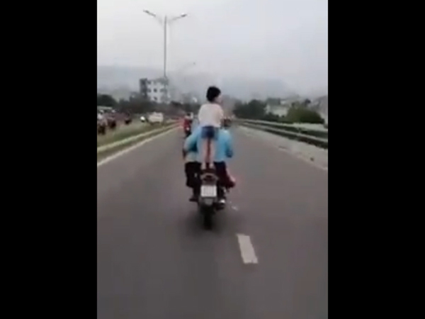 Bố chở con gái đi trên cầu bằng xe máy, nhưng hành động của đứa trẻ phía sau khiến ai cũng phải lo sợ