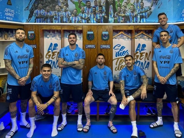 Messi vui vẻ về tập trung ĐT Argentina, khác xa vẻ ủ rũ tại PSG