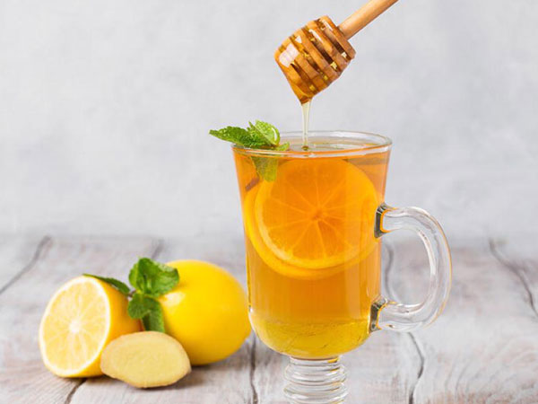 Vì sao nên uống một ly chanh tươi và mật ong vào buổi sáng?