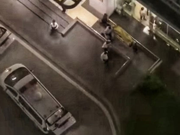 Sau tiếng động mạnh, người dân bàng hoàng phát nam thanh niên nằm bất động trên mặt đất