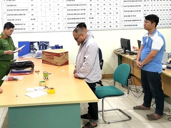 Bắt giám đốc và 2 cán bộ trung tâm sát hạch lái xe chuyên 'phù phép' hồ sơ, giấy tờ
