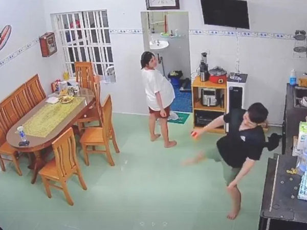 Thấy vợ bầu bụng lớn đi lại khó khăn, anh chồng làm ra cảnh tượng khiến dân tình cười nghiêng ngả