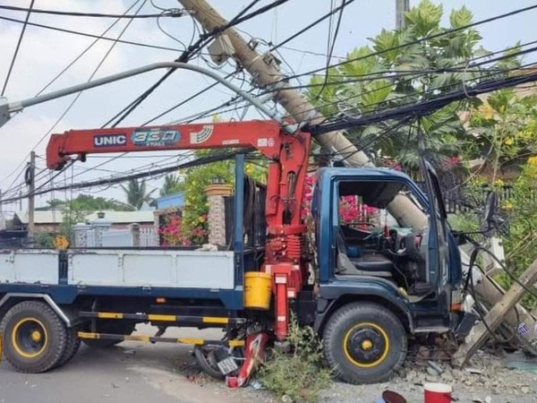 Xe cẩu tông 2 người thương vong, khiến gần 6.400 hộ dân mất điện