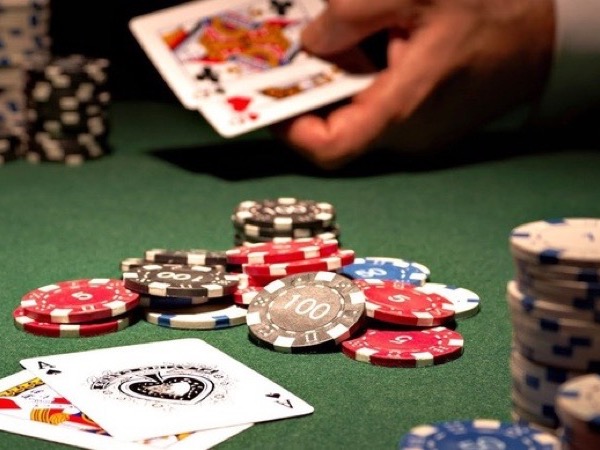 Bắt quả tang nhóm golfer đánh poker trong khách sạn