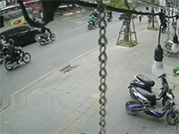 Clip: Thanh niên ăn cướp ở Hà Nội giữa ban ngày, dân mạng thi nhau bình luận: 'May có công an tới cứu kịp'