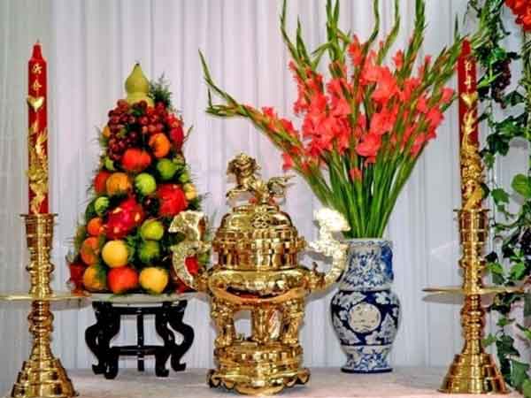 Đầu tháng thắp hương, hoa cúng trên bàn thờ nên cắm mấy bông thì có lộc?